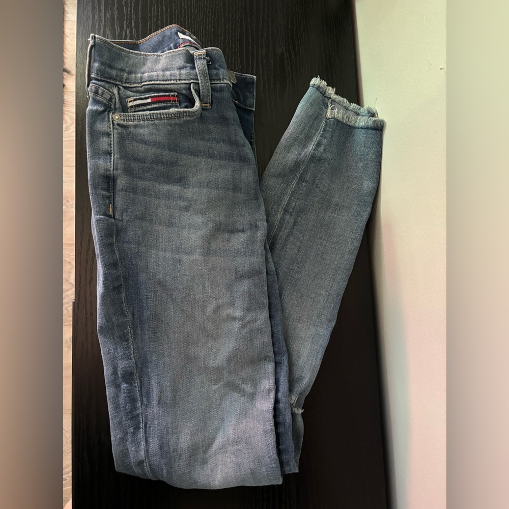 Tommy Hilfiger size 00 skinny high rise jeans rips in knee